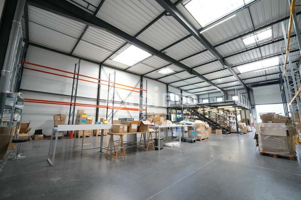 A louer local activité de 877m² à Sathonay Camp