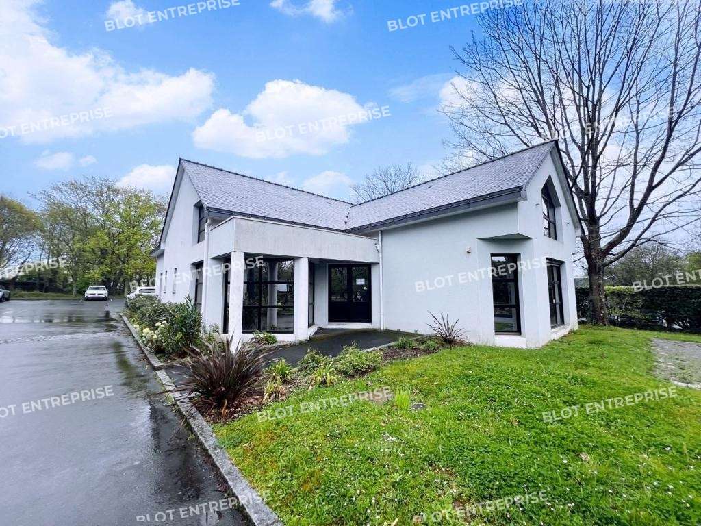 A louer bureaux de 251m² à Carquefou face golf