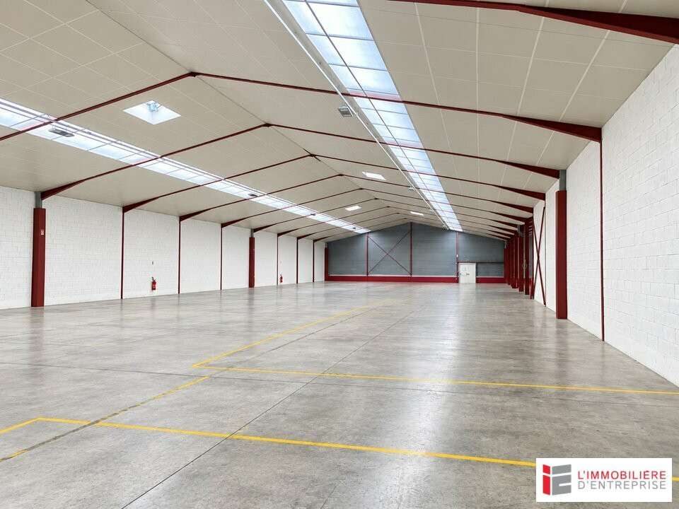 Local d'activité 1900m² à louer à Vern-sur-Seiches
