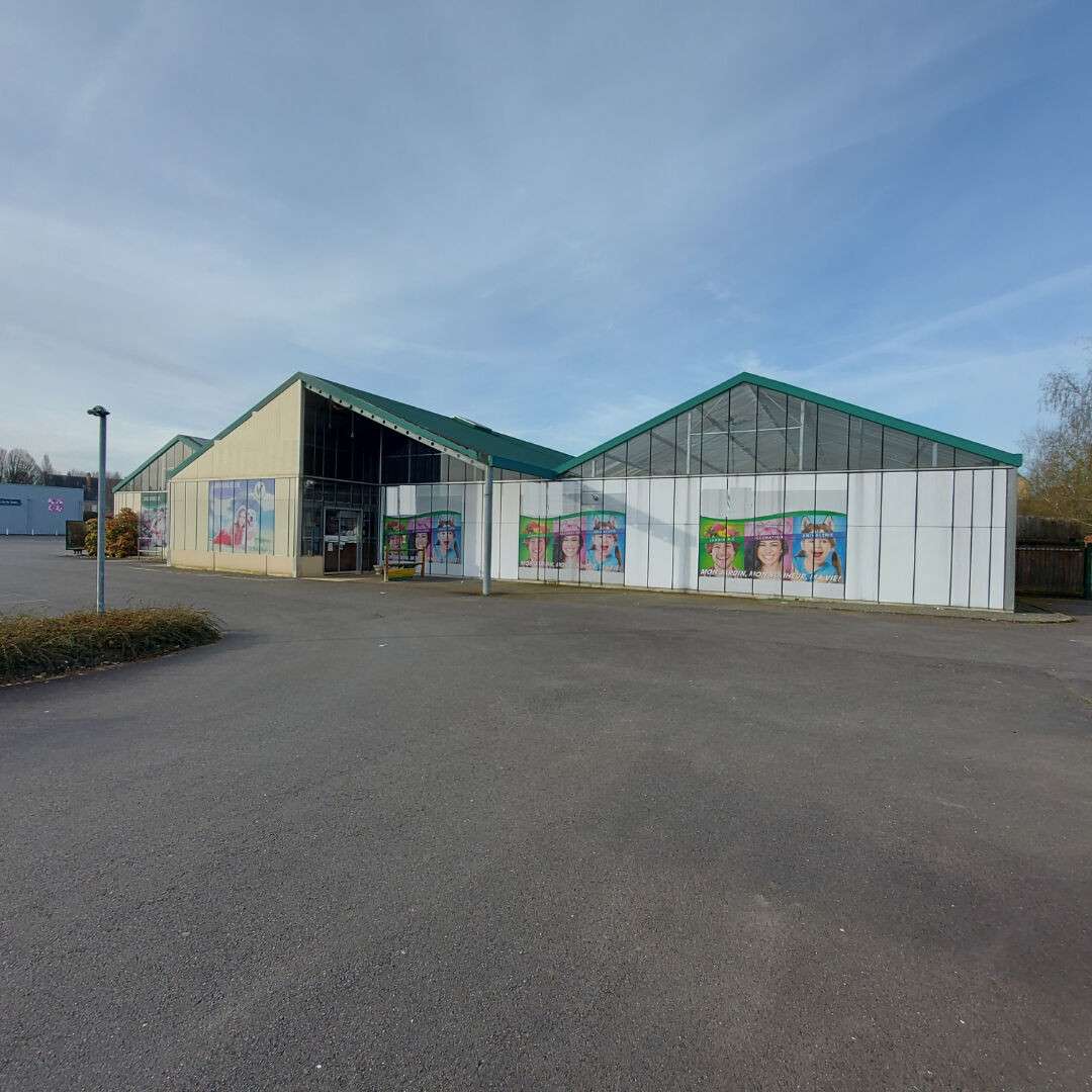 A louer local commercial de 1000m² en zc à Flers