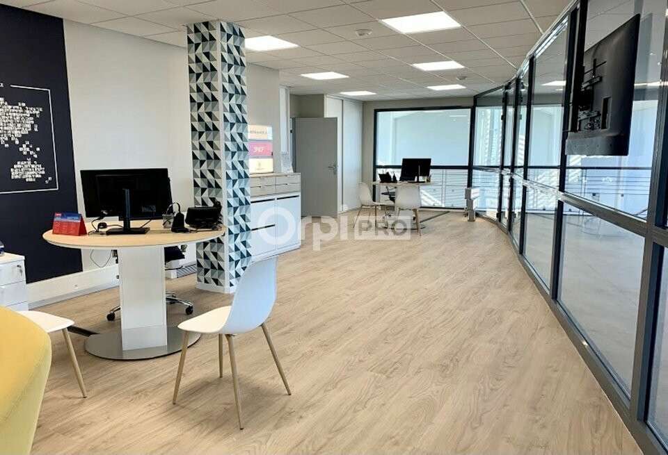 Local commercial 79m² à louer à Uzein 