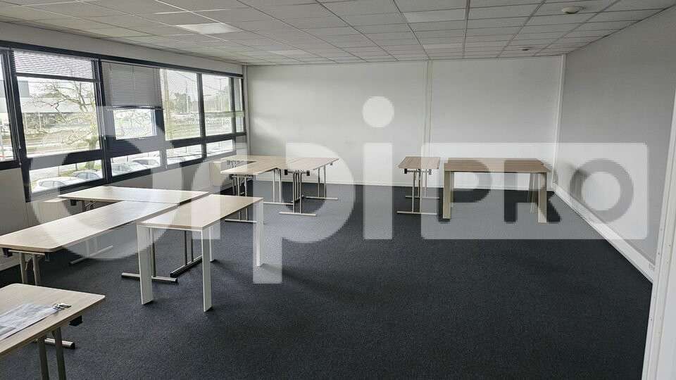 Bureau lumineux 117m² R+1 à louer à Canéjan