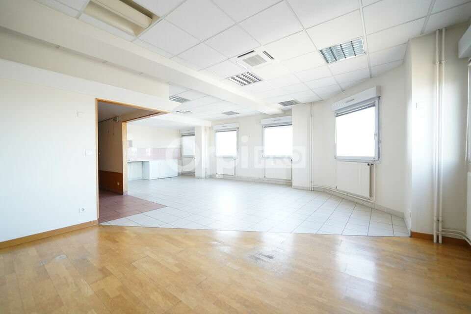 Bureaux à louer 484m² divisible à Vénissieux