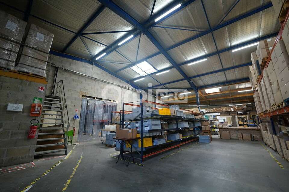 Bâtiment indépendant à vendre 736m² à Messimy