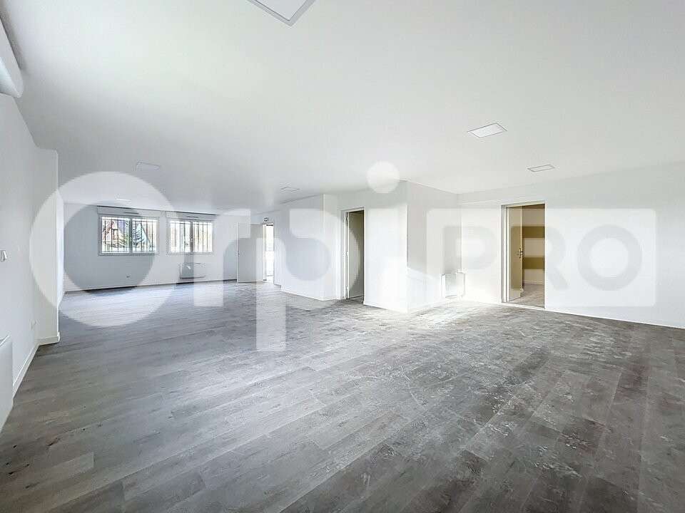 Bureaux 86m² avec parking à louer à Rochy-Condé