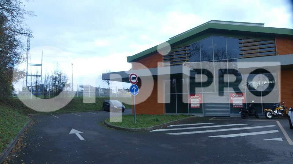 A louer bâtiment 726m² à 2 mn entrée/sortie A77 