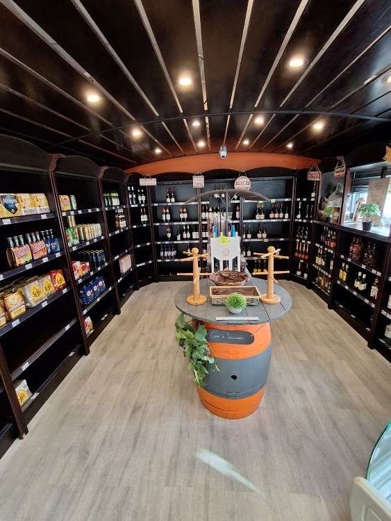 Cède supérette avec local et agencement récent 35