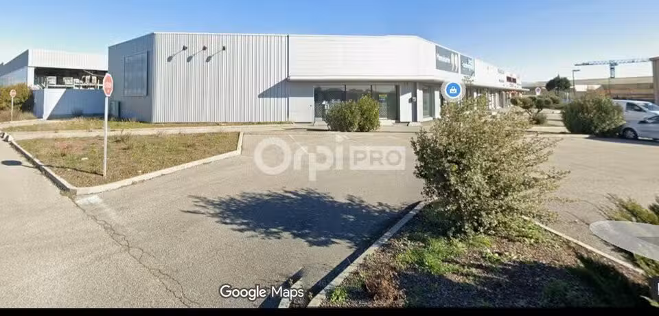 Local commercial 360m² à louer au Nord d'Orange