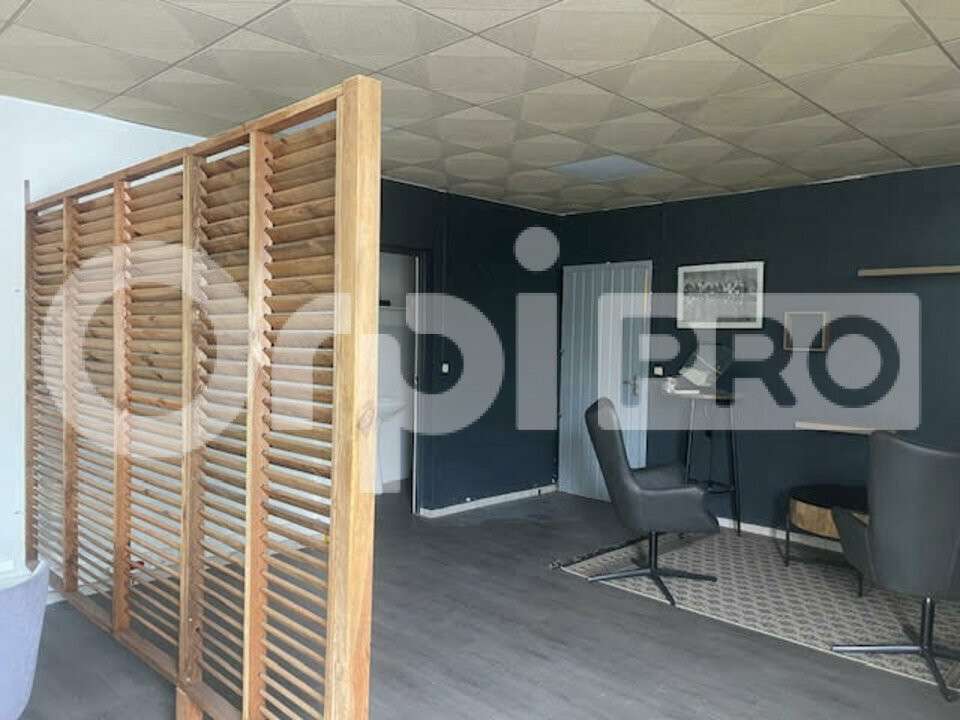 Bureau meuble 36m² à louer à Jarry Baie-Mahault