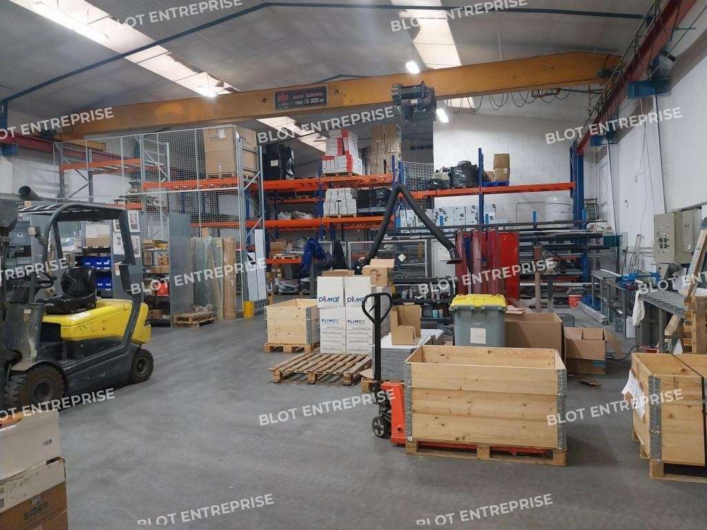 A vendre locaux 730m² ZA La Baudinière  / D723