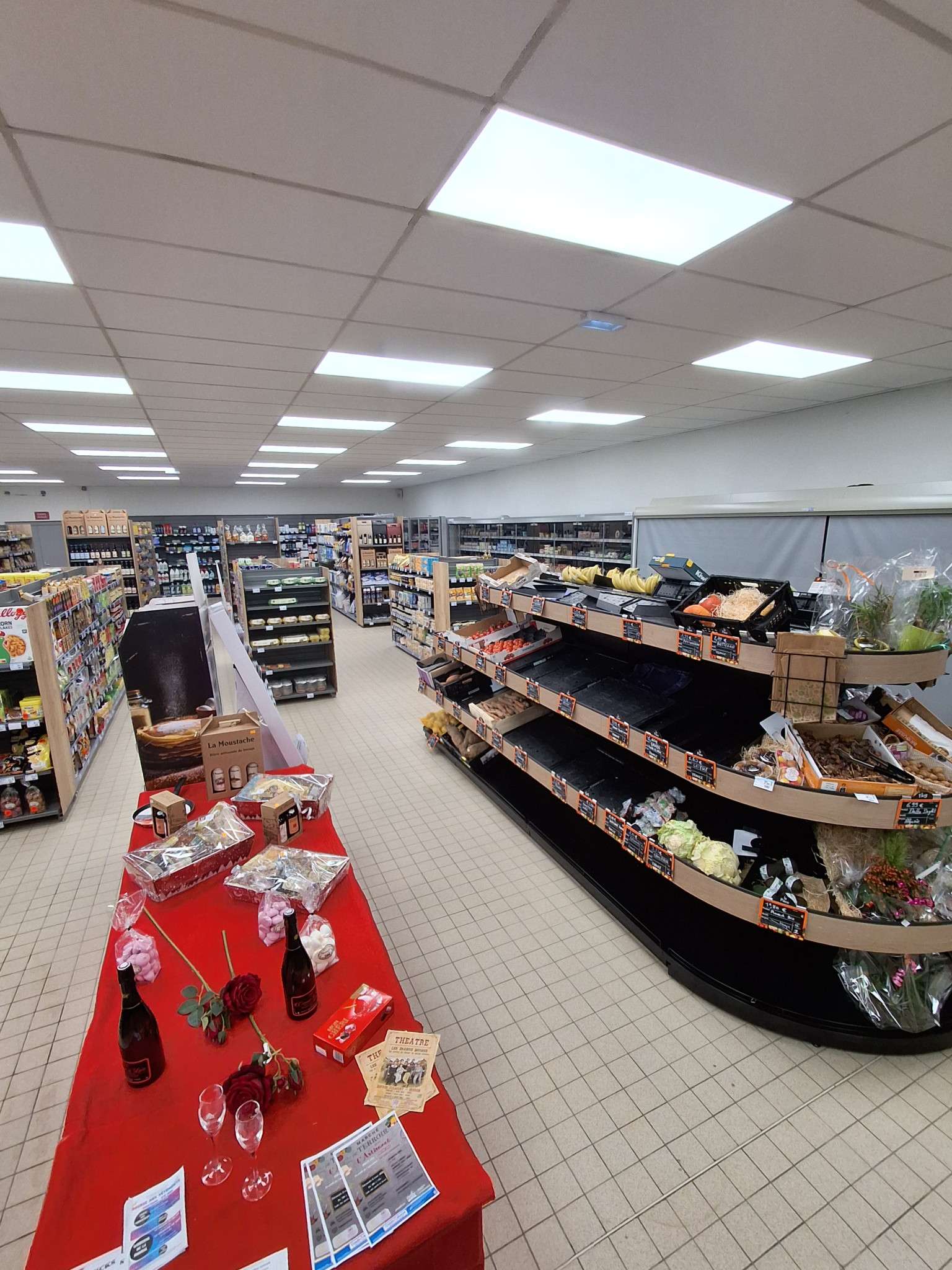 AV belle supérette 250m² avec parking Nord Mayenne