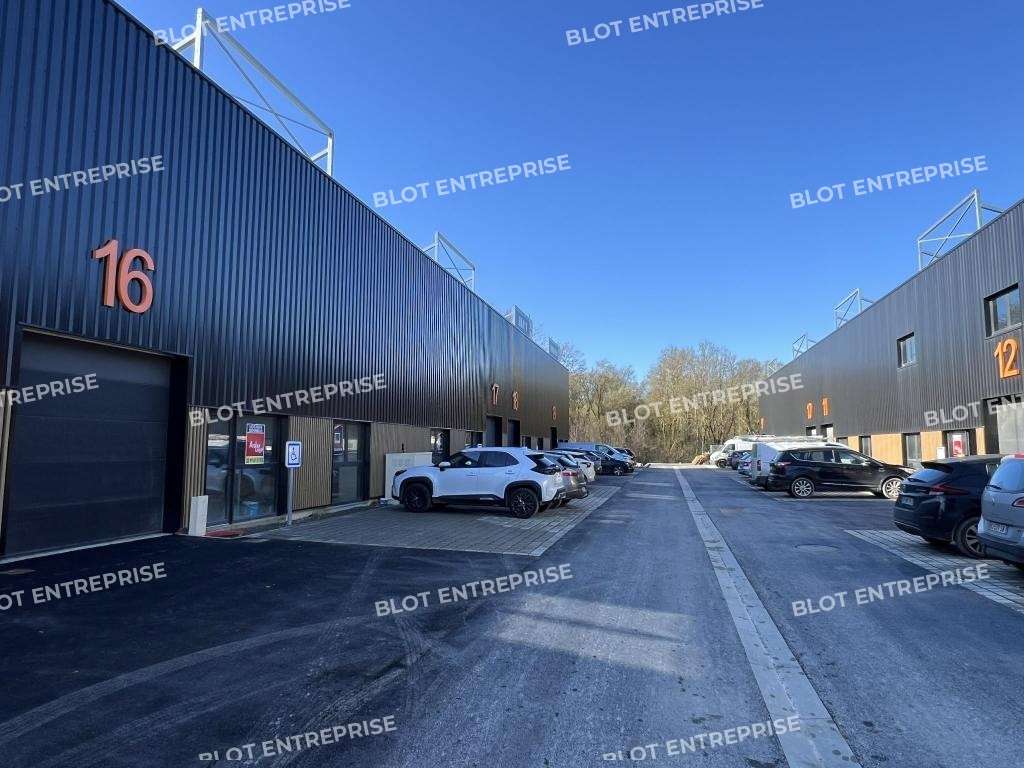 A louer cellule d'activités de 260m² à Goven