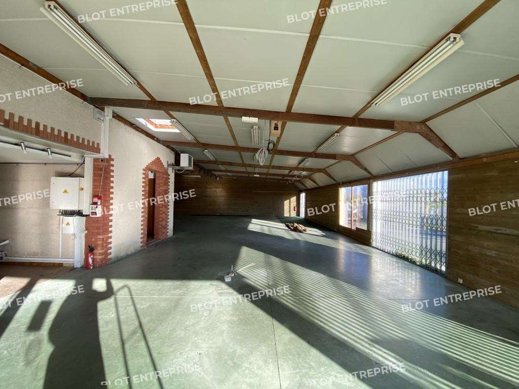 A louer local 350m² belle visibilité à Bruz 