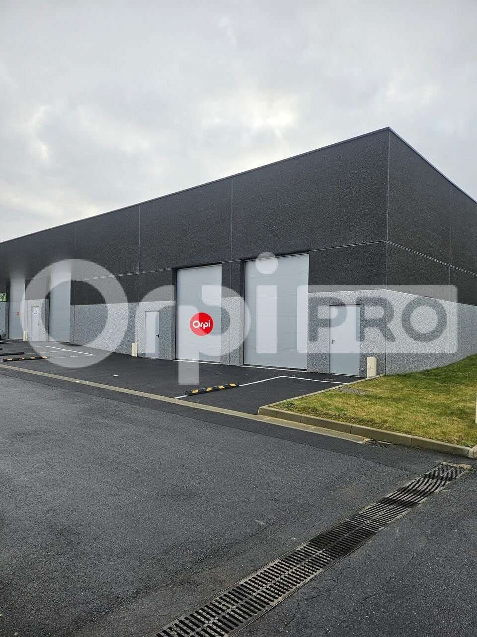 Local 215m² à louer à Reims Charbonneaux