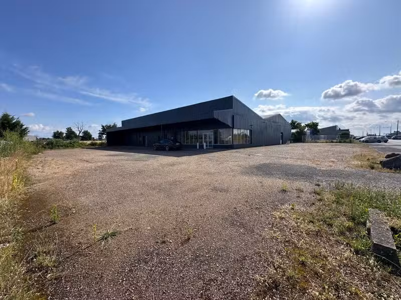AV local 975m² sur 2741m² à Vitry-en-Charollais