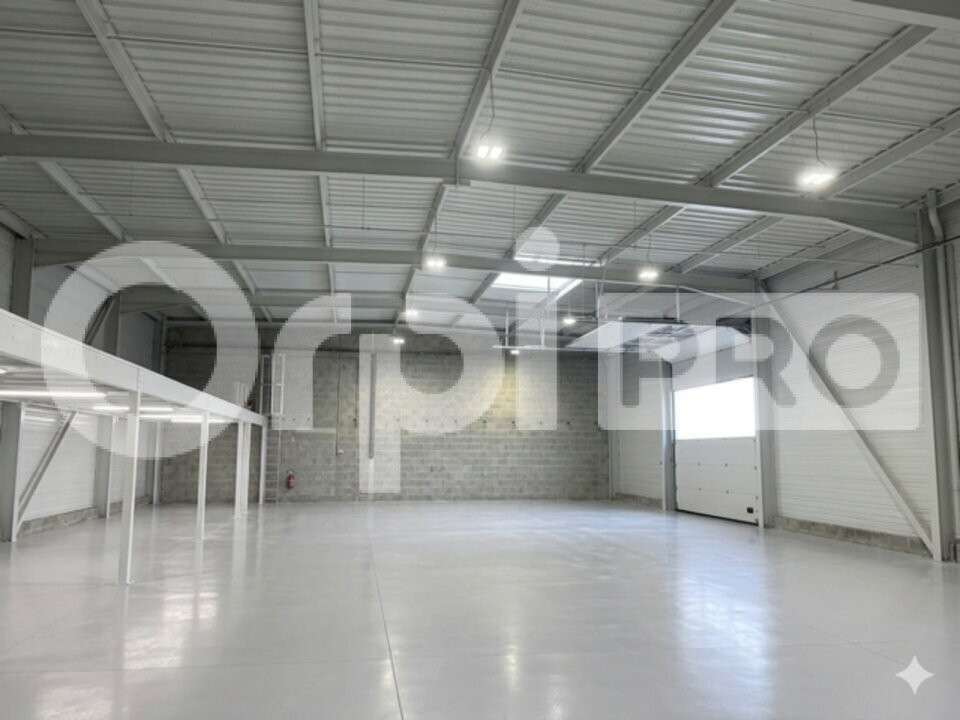 Local d'activité à louer de 830m² à La Rochelle