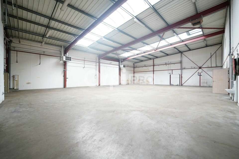 A louer local d'activité 880m² bien situé Mornant