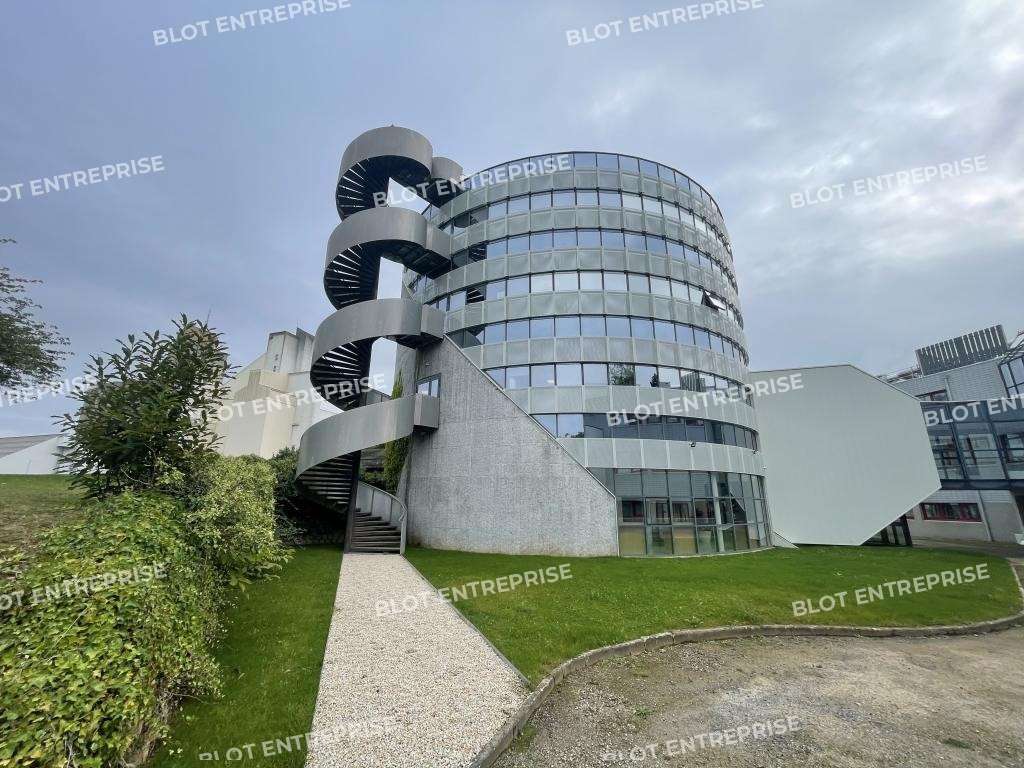 A louer bureaux rénovés 780m² à Saint-Gérand