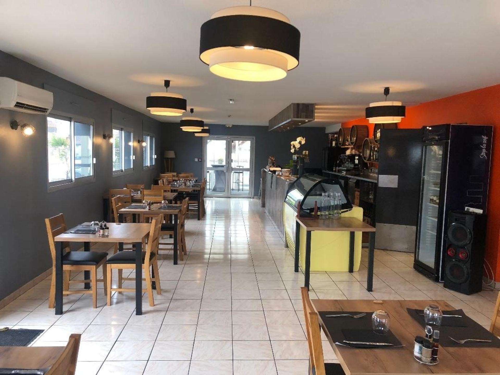 AV restaurant terrasse extérieure et parking 65