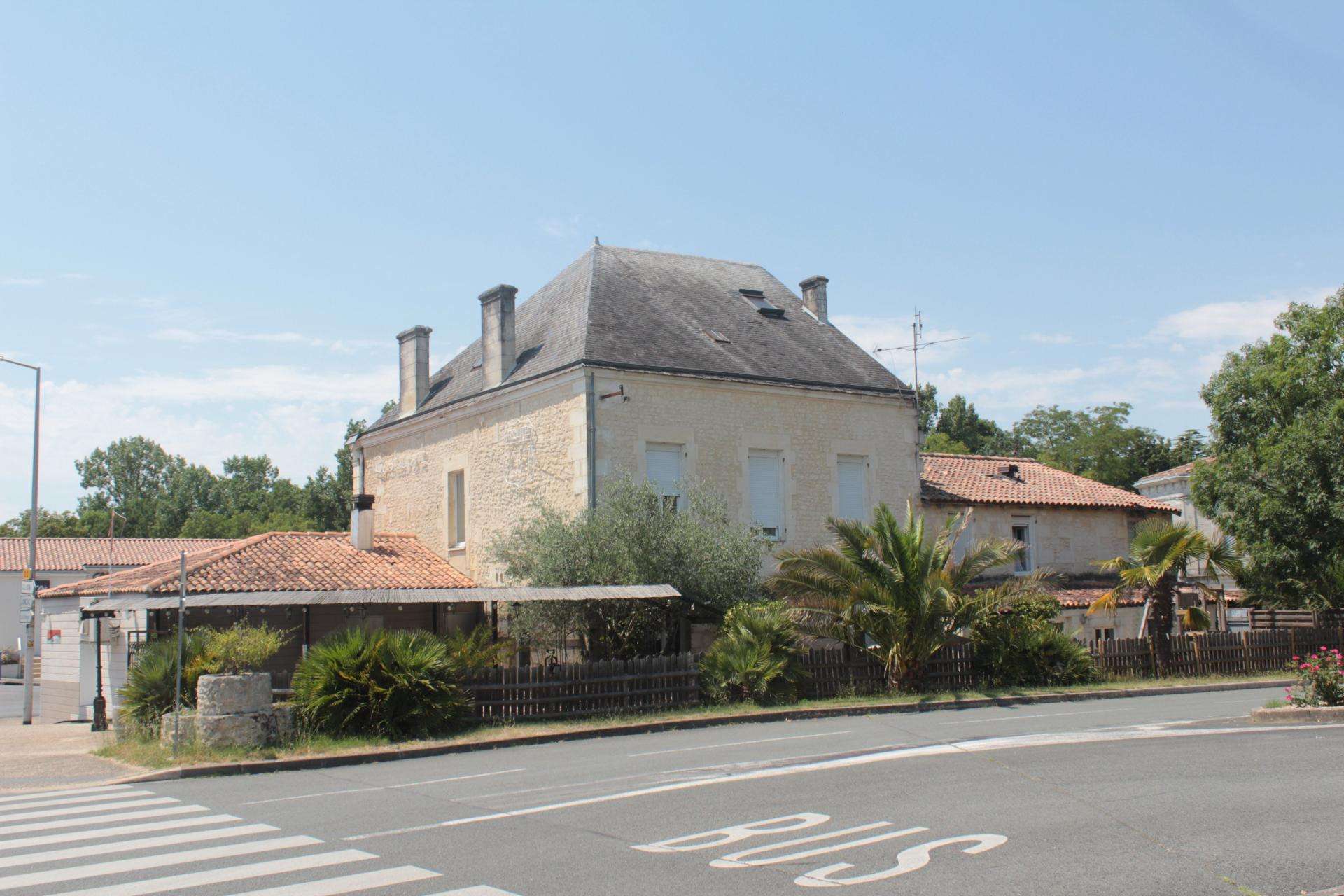 Vente hôtel-restaurant 7 ch au coeur Saint-Genis