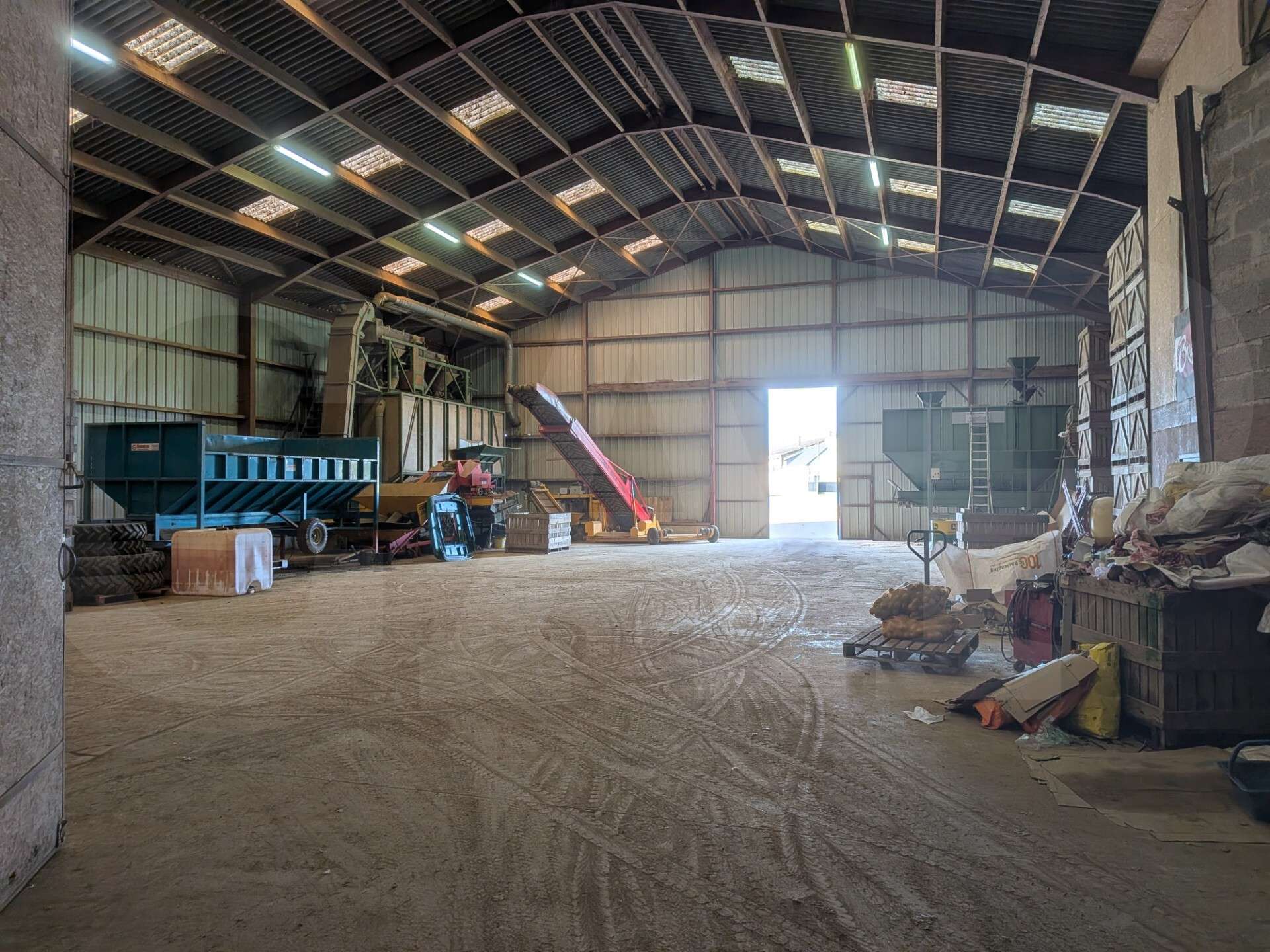 A louer entrepôt 1200m² sur 2200m² secteur Pontivy