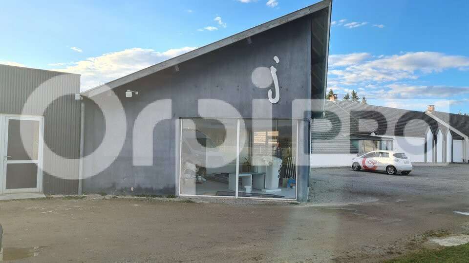 Local professionnel 420m² à vendre à Saint-Victor