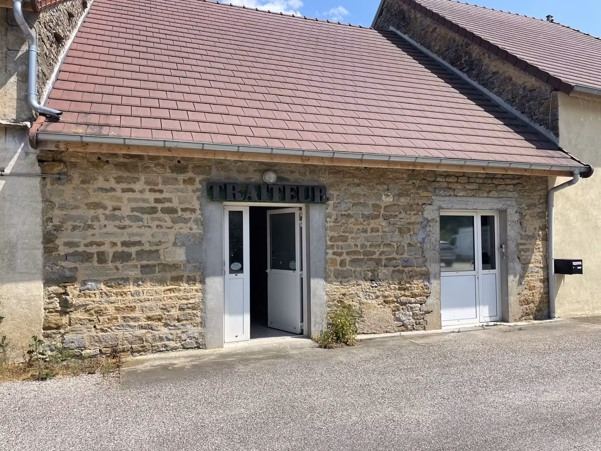 AV bâtiment professionnel 400m² proche Sellières