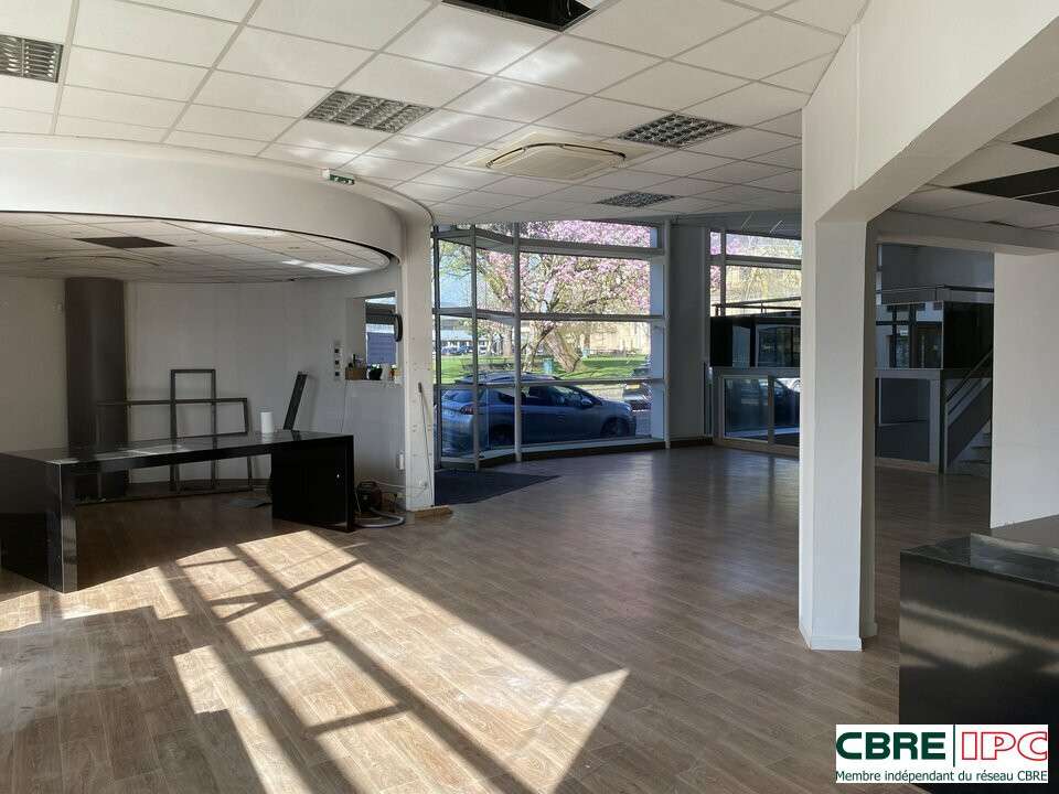 A louer local commercial lumineux 300m² centre Dax