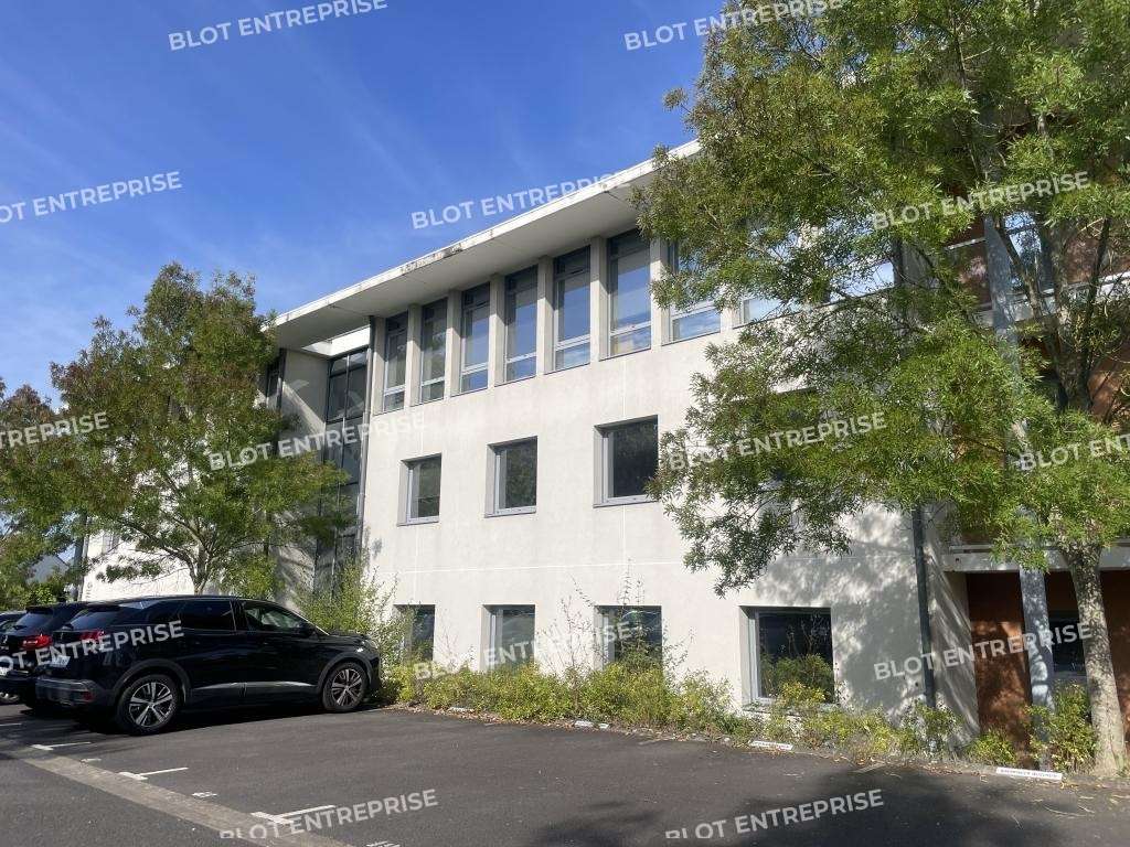 A vendre bureaux de 167m² + parkings à Pacé