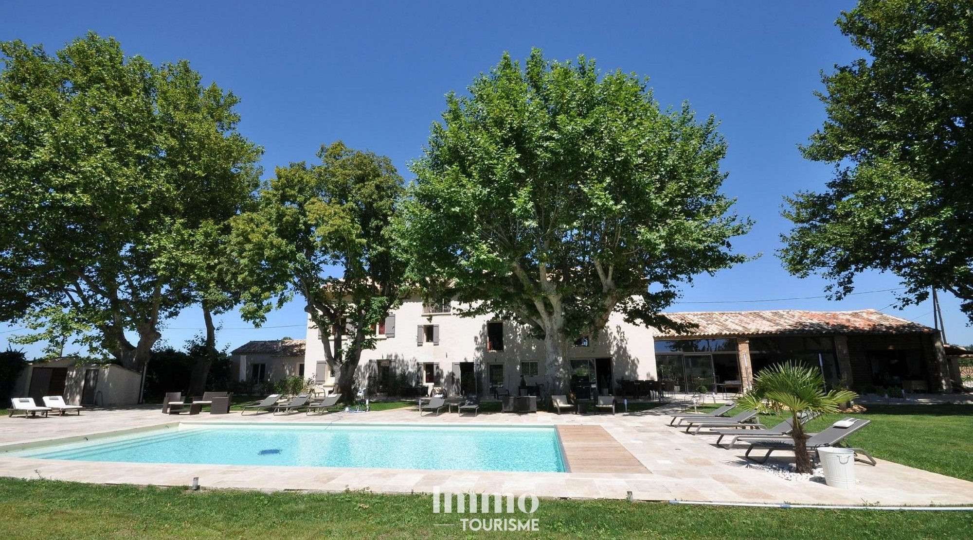 Mas provençal avec hébergements touristiques