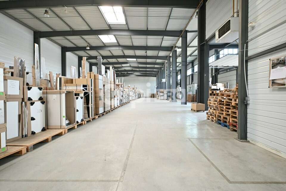 A louer local d'activité sécurisé 1531m² à Meyzieu