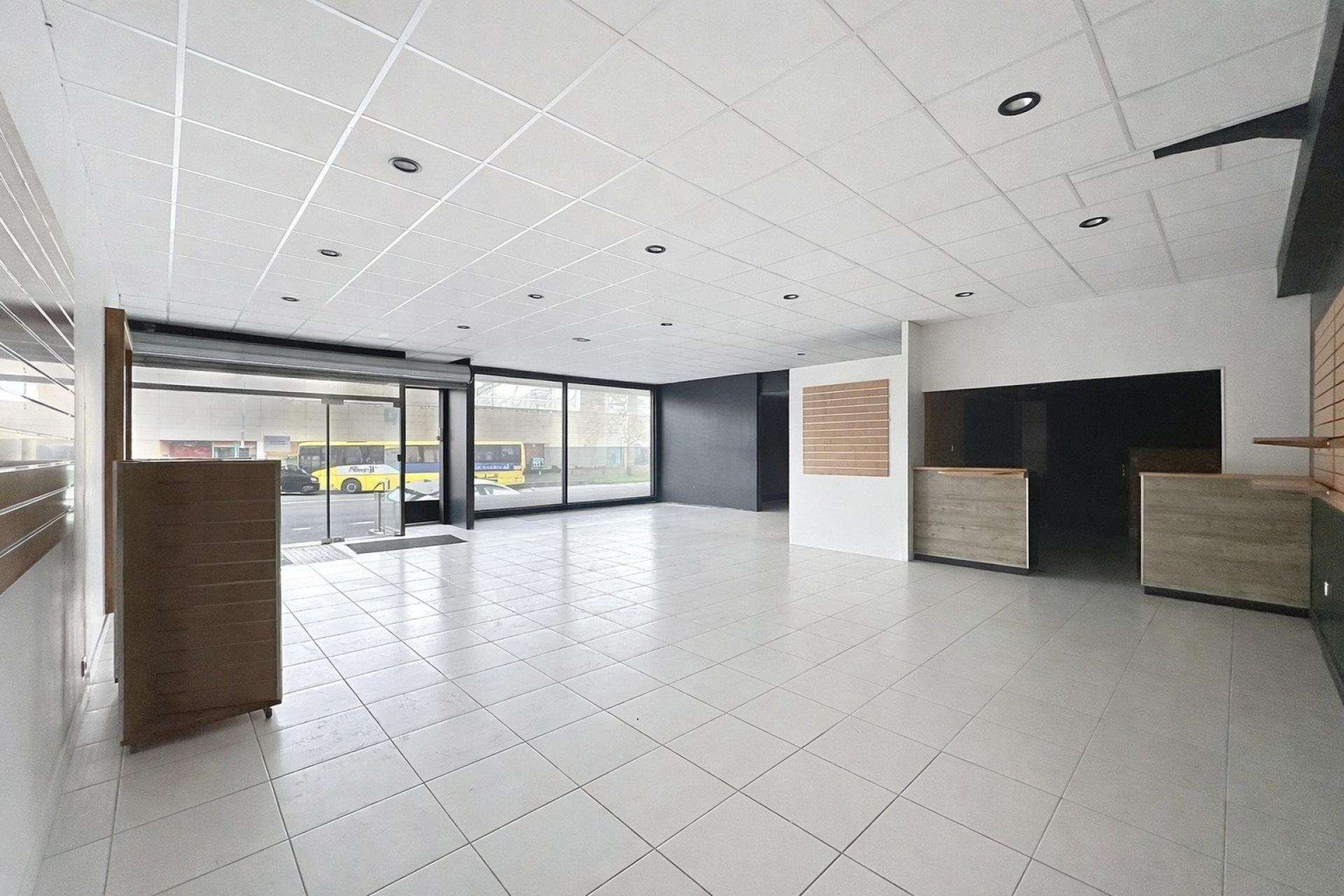 Loue local commercial 146m² + dépôt 98m² à Cholet