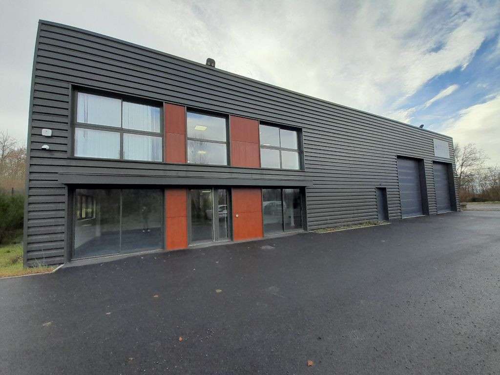 Loue local professionnel 687m² Lezoux (autoroute)