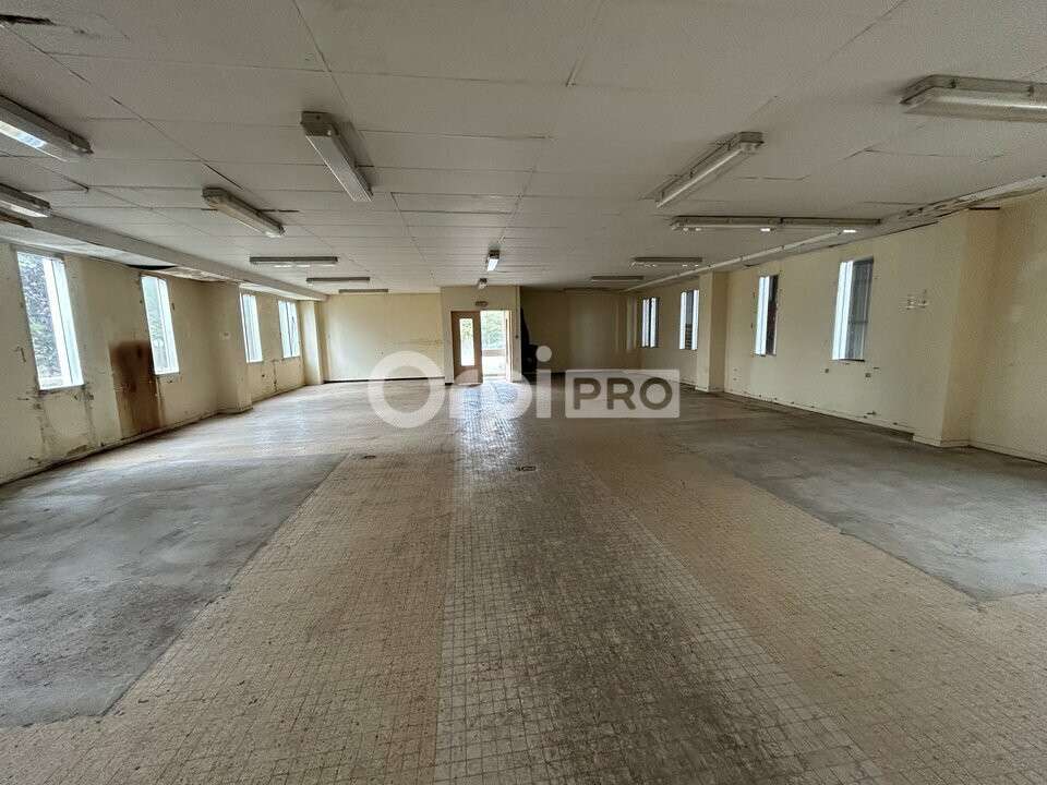 Entrepôt de 304m² à louer à Razès