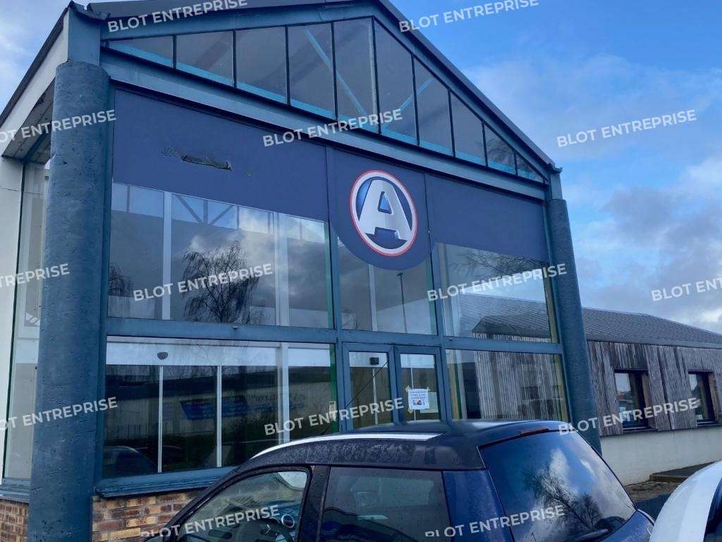 A louer locaux 390m² à Saint-Martin-des-Champs