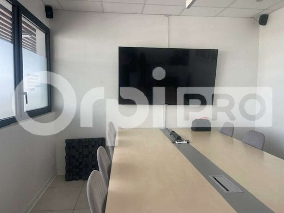 Beau bureau 77m² à louer à  Baie-Mahault