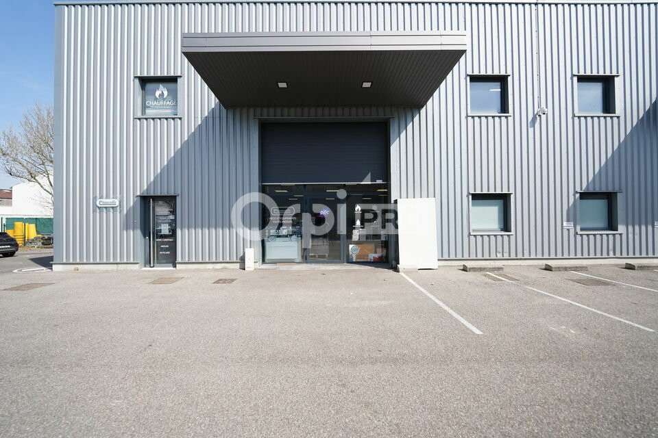 Entrepôts de 356m² à louer à Saint-Priest