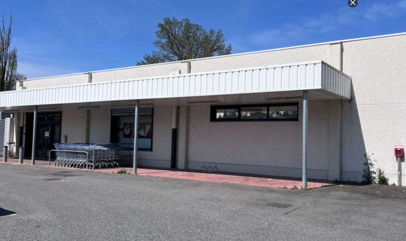 A louer local de 700m² en zc Saint Martin de Crau
