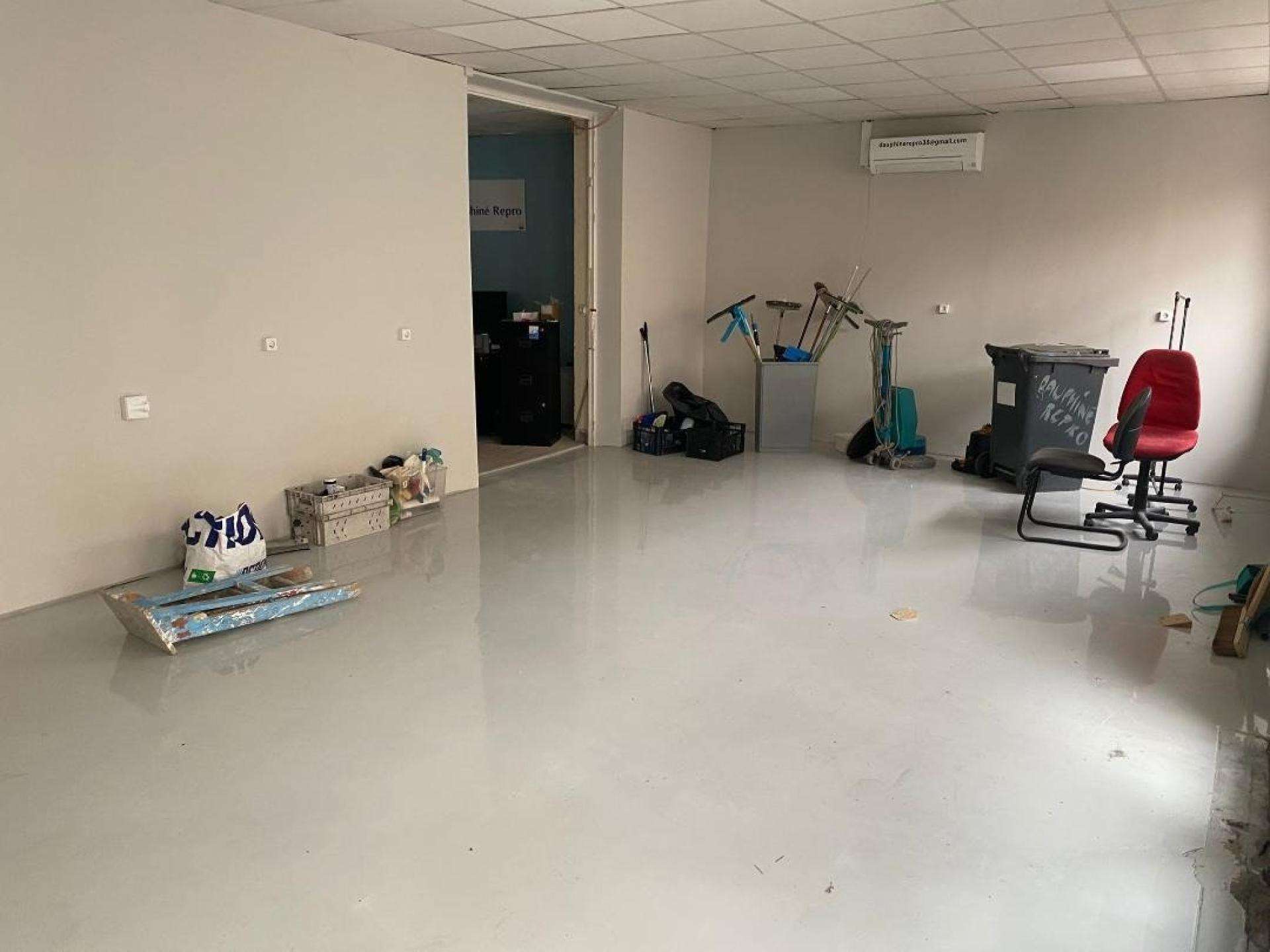 AV local commercial 80m² à Pont-de-Chéruy centre