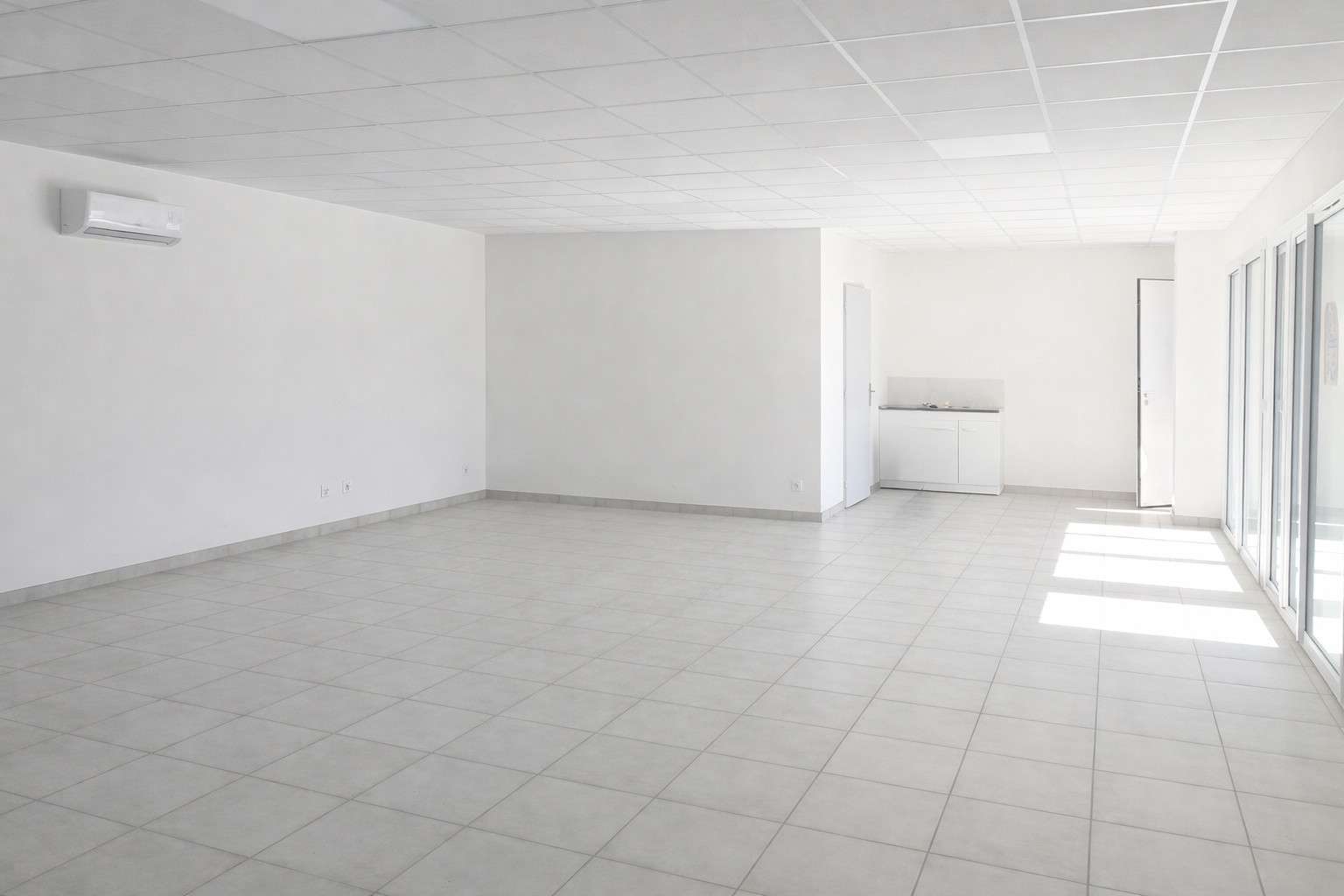 A louer bureaux de 253m² en R+2 à Solliès-Pont