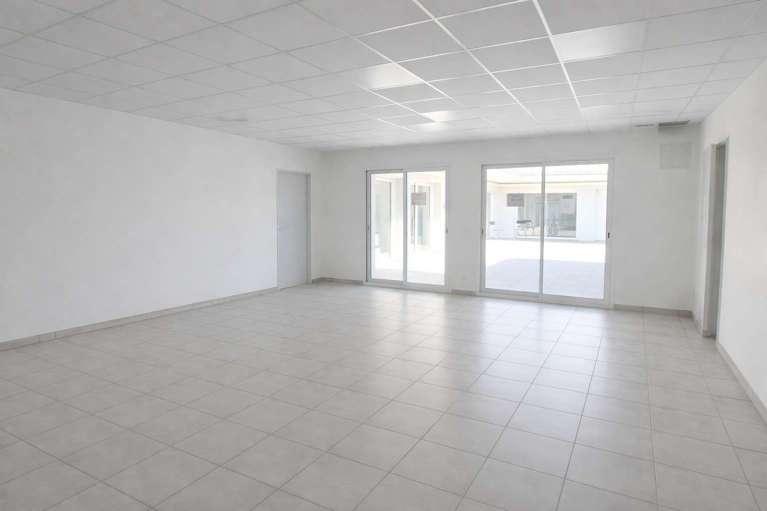 A louer bureaux de 488m² en za Solliès-Pont