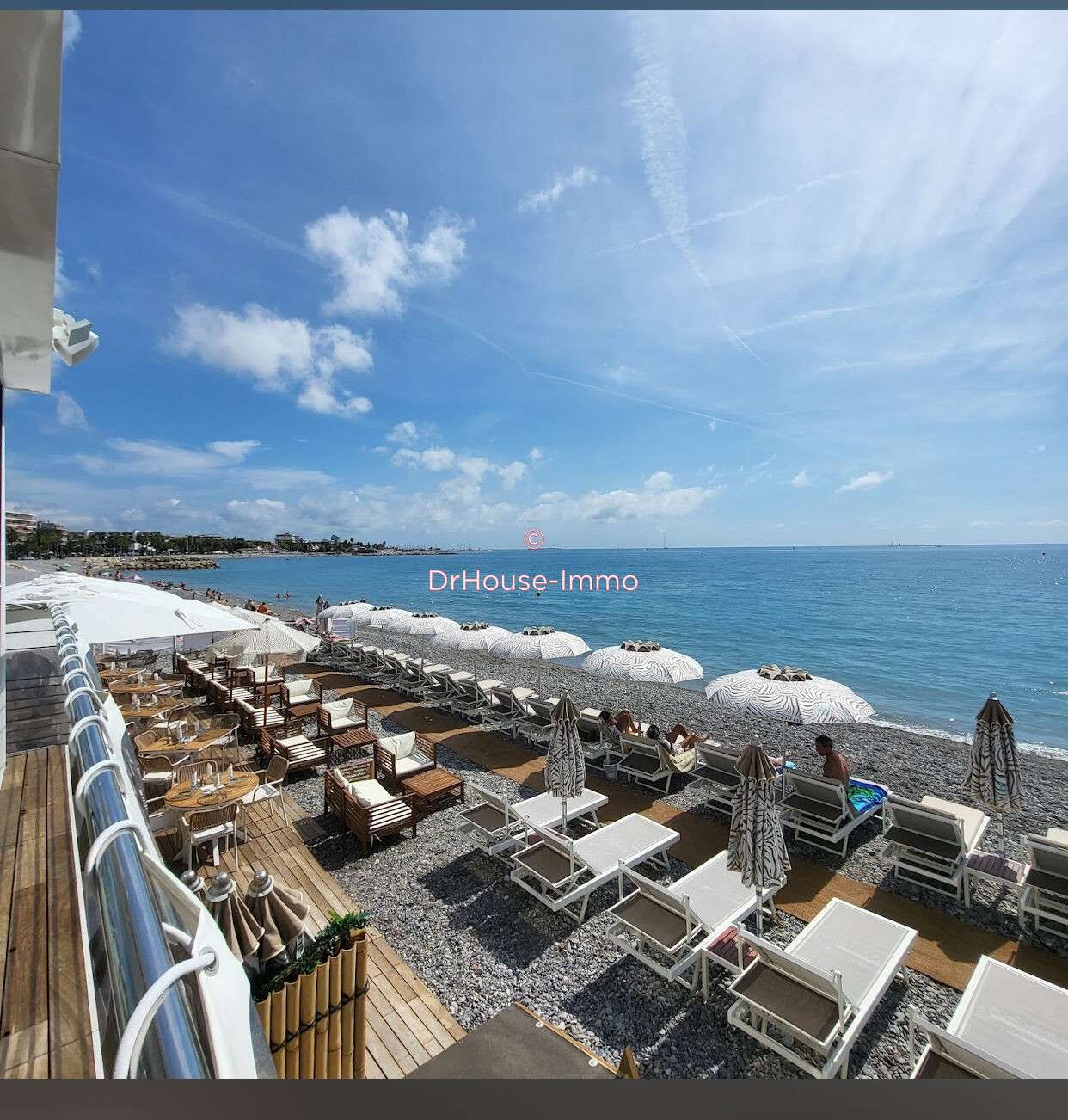 AV restaurant face à la mer avec sa plage privée
