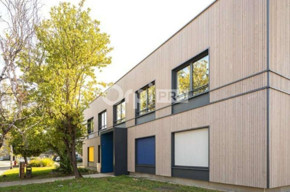 Surfaces à partir de 102m² à louer à Vénissieux