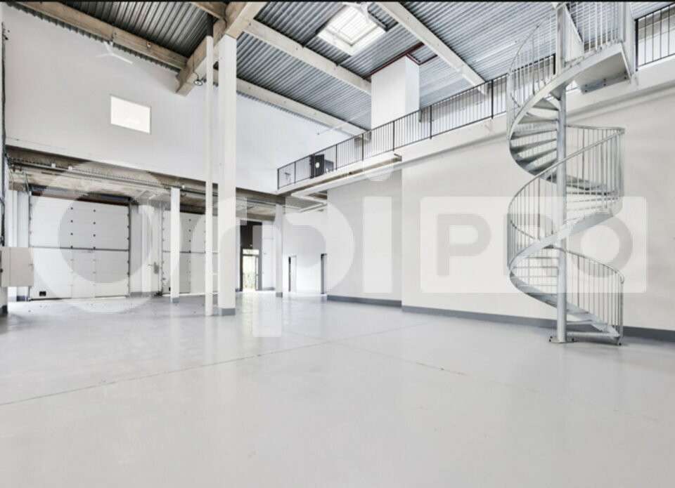 Loue local d'activités bureaux 700m² à Lisses (91)