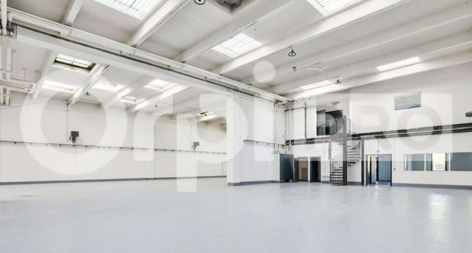 Local d'activités 788m² à louer Evry Courcouronnes