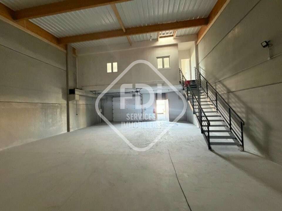 Local d'activité 177m² à louer Vailhauquès Bel Air