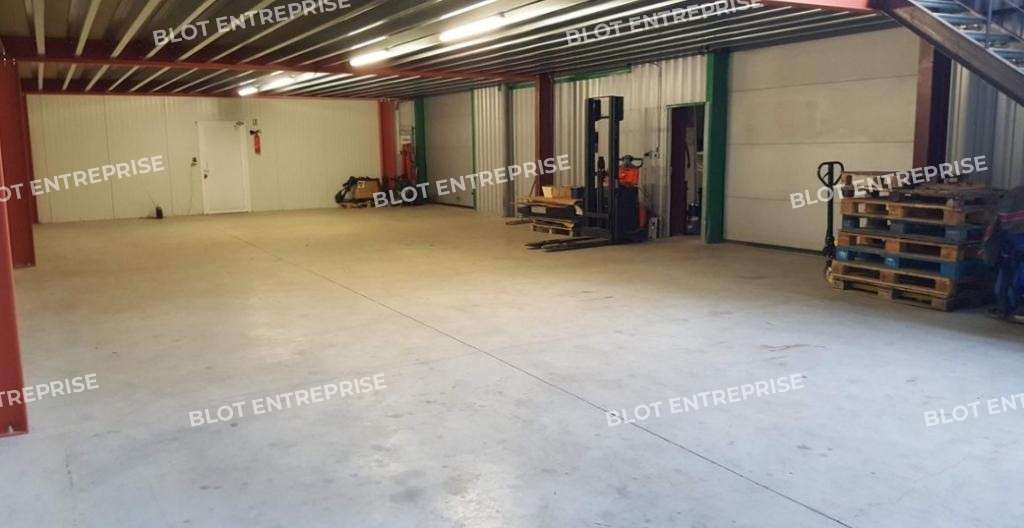 A louer locaux 300m² St-André-des-Eaux ZA Pedras
