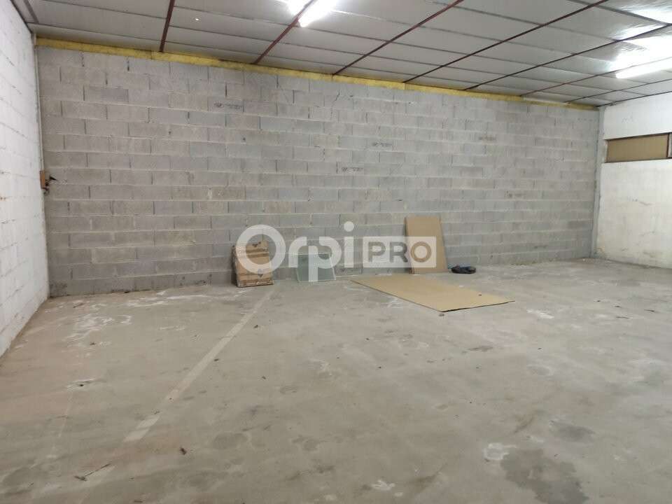 Local stockage 99m² à louer Le Palais-sur-Vienne