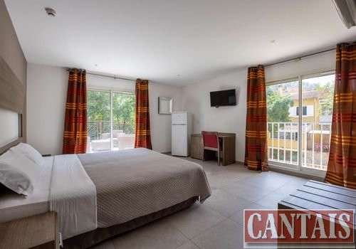 Vente hôtel bureau entre mer et arriere-pays 83