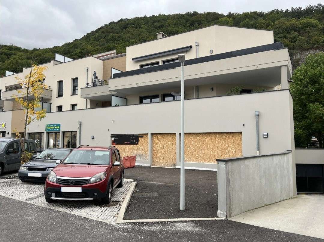 A louer local commercial neuf de 165m² à Noyarey